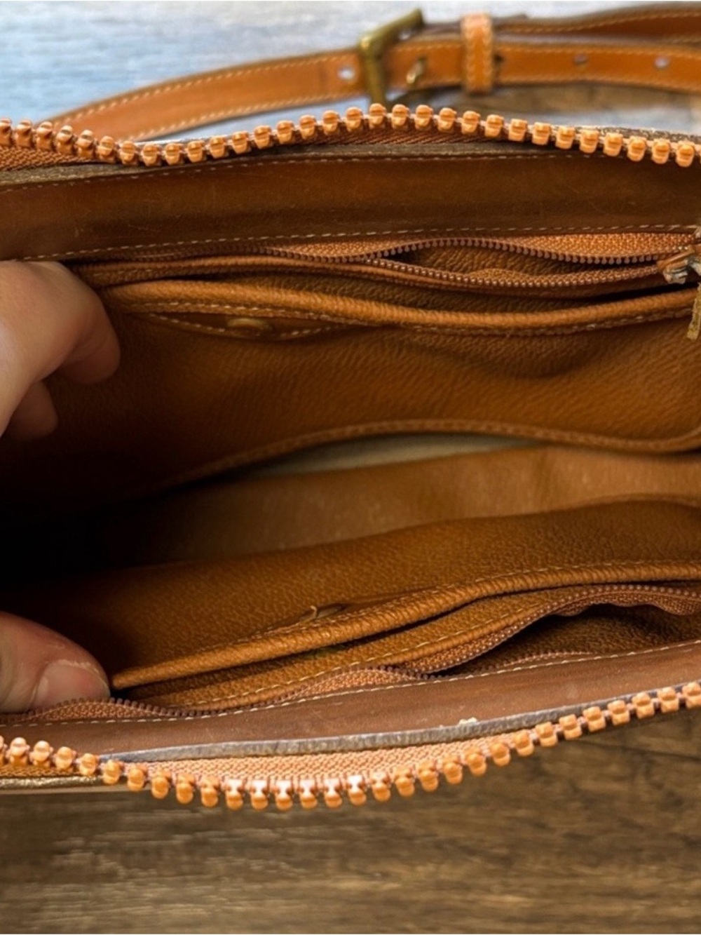 Dooney & Bourke Tan and Almond Pebbled Leather Crossbody Shoulder Bag - Picture 3 of 4